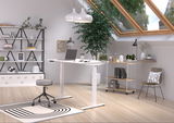 Moderner höhenverstellbarer E-Schreibtisch in einem stilvollen, hellen Raum mit Dachfenster, Pflanzen und minimalistischer Dekoration. Perspektive von schräg vorne.