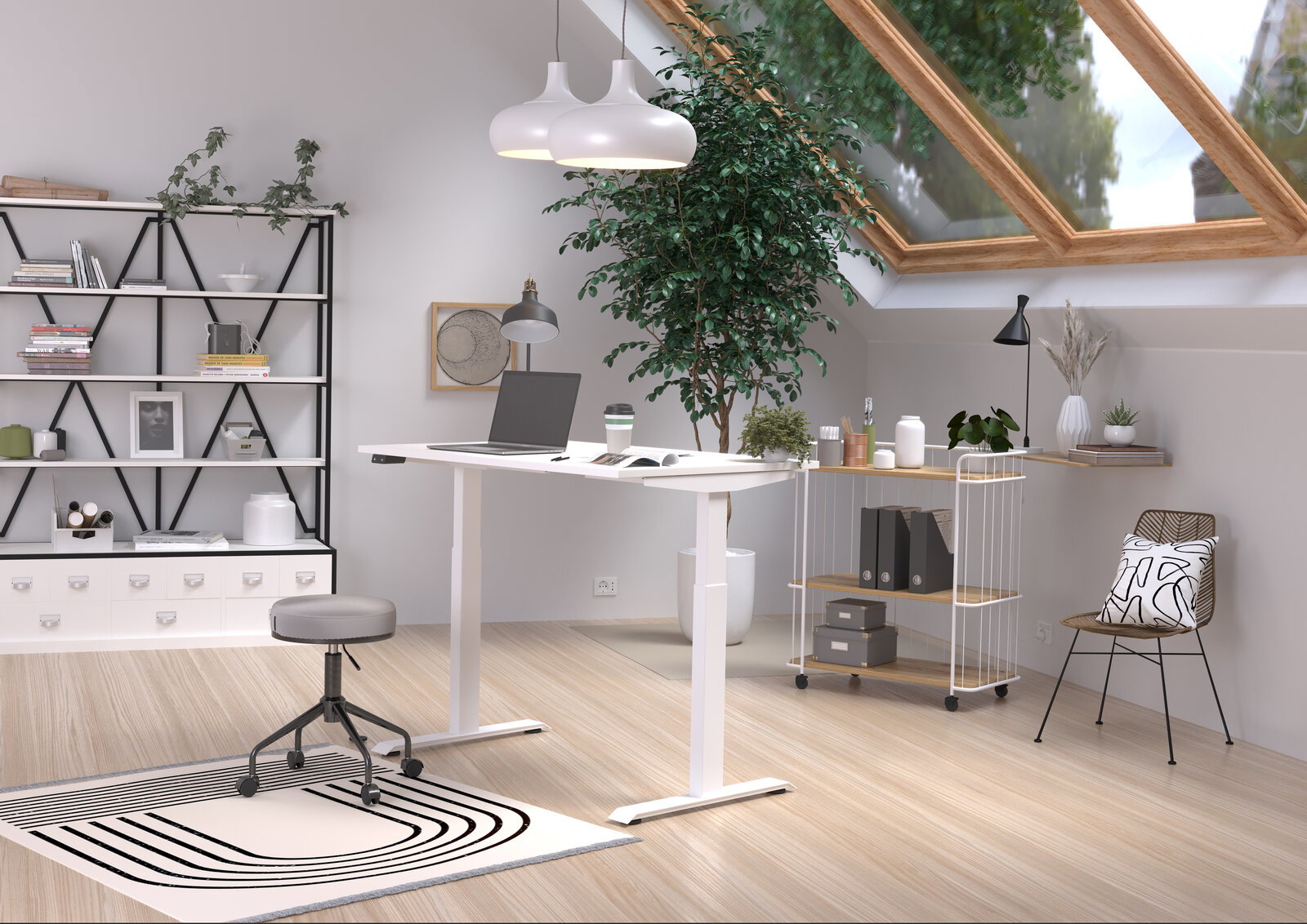 Moderner höhenverstellbarer E-Schreibtisch in einem stilvollen, hellen Raum mit Dachfenster, Pflanzen und minimalistischer Dekoration. Perspektive von schräg vorne.