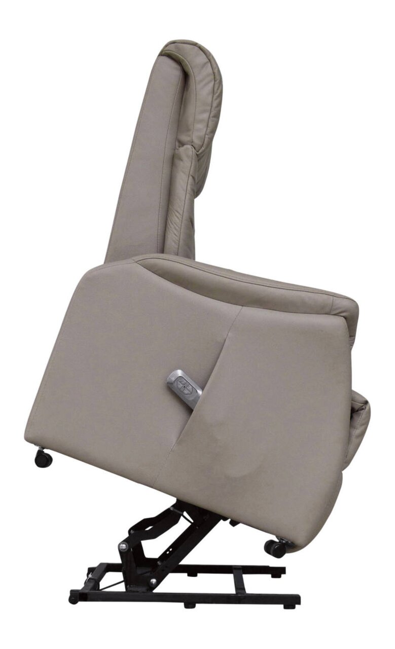 Zijaanzicht van een beige tv-fauteuil met opstelfunctie op een zwart metalen onderstel.