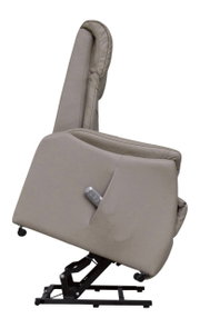 Zijaanzicht van een beige tv-fauteuil met opstelfunctie op een zwart metalen onderstel.