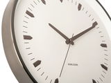 Nahaufnahme einer modernen Wanduhr mit minimalistischem Design, seitliche Perspektive