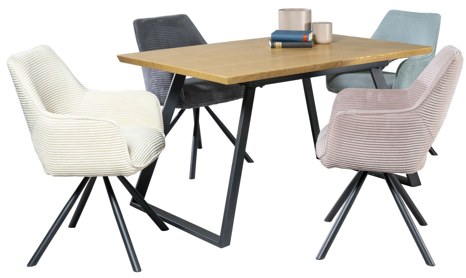 Esszimmer mit einem modernen Holztisch und vier Armlehnstühlen in verschiedenen Farben aus Samt, seitliche Perspektive.