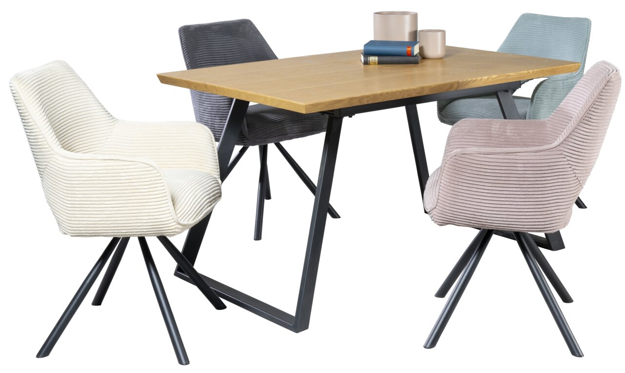 Esszimmer mit einem modernen Holztisch und vier Armlehnstühlen in verschiedenen Farben aus Samt, seitliche Perspektive.