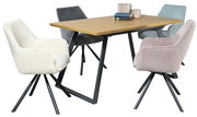 Esszimmer mit einem modernen Holztisch und vier Armlehnstühlen in verschiedenen Farben aus Samt, seitliche Perspektive.