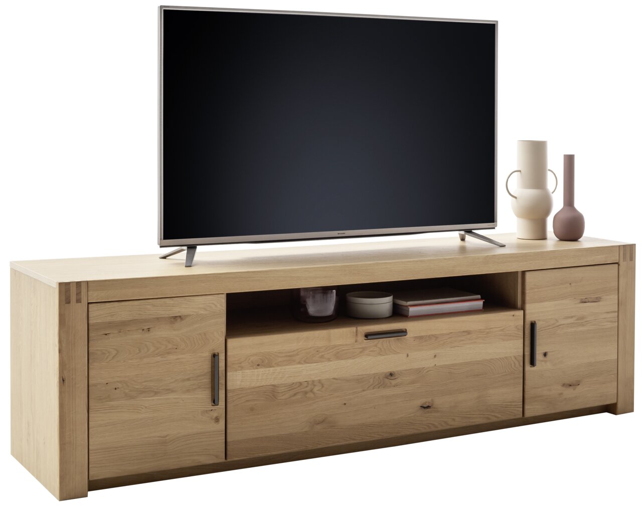 Z2 TV-Lowboard PRAG TV-Element aus Holz mit modernem Design, frontal betrachtet. In der Mitte ein offenes Fach mit Dekoration, links und rechts Türen.