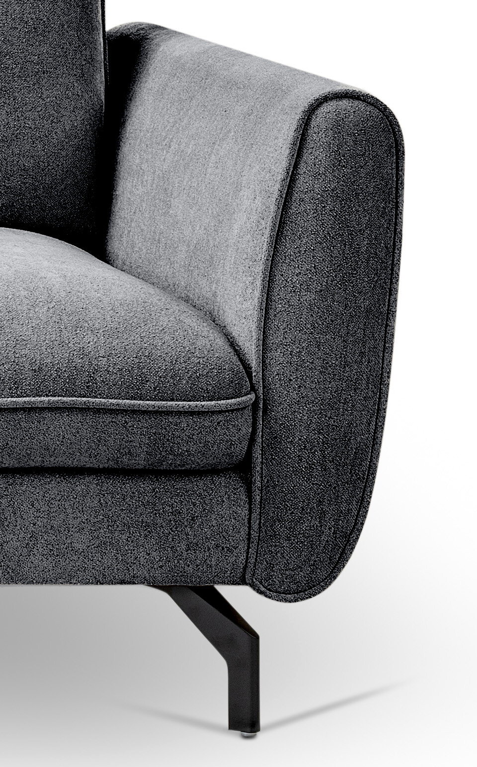 Detailaufnahme eines grauen Stoffsofas mit abgerundeter Armlehne, Sitzkissen und schwarzem Metallfuß, seitliche Perspektive