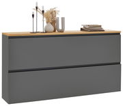 Moderner Hängeschuhschrank in Grau mit Holzoberfläche, dekoriert mit Kerzen und Vasen, seitliche Perspektive