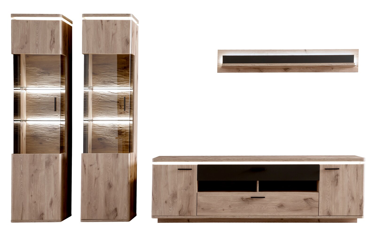 Zurbrüggen Wandcombinatie MODENA Moderne woonkamermeubelset in lichte eikenlook, bestaande uit twee vitrinekasten met glazen deuren en ledverlichting, een lowboard met deuren, een lade en open vakken, en een bijpassende wandplank; vooraanzicht in licht schuin perspectief op een witte ach