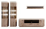 Moderne woonkamermeubelset in lichte eikenlook, bestaande uit twee vitrinekasten met glazen deuren en ledverlichting, een lowboard met deuren, een lade en open vakken, en een bijpassende wandplank; vooraanzicht in licht schuin perspectief op een witte ach