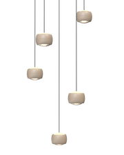 Moderne LED-Pendelleuchte mit fünf hängenden, runden Leuchtkörpern in einer frontalen Perspektive.