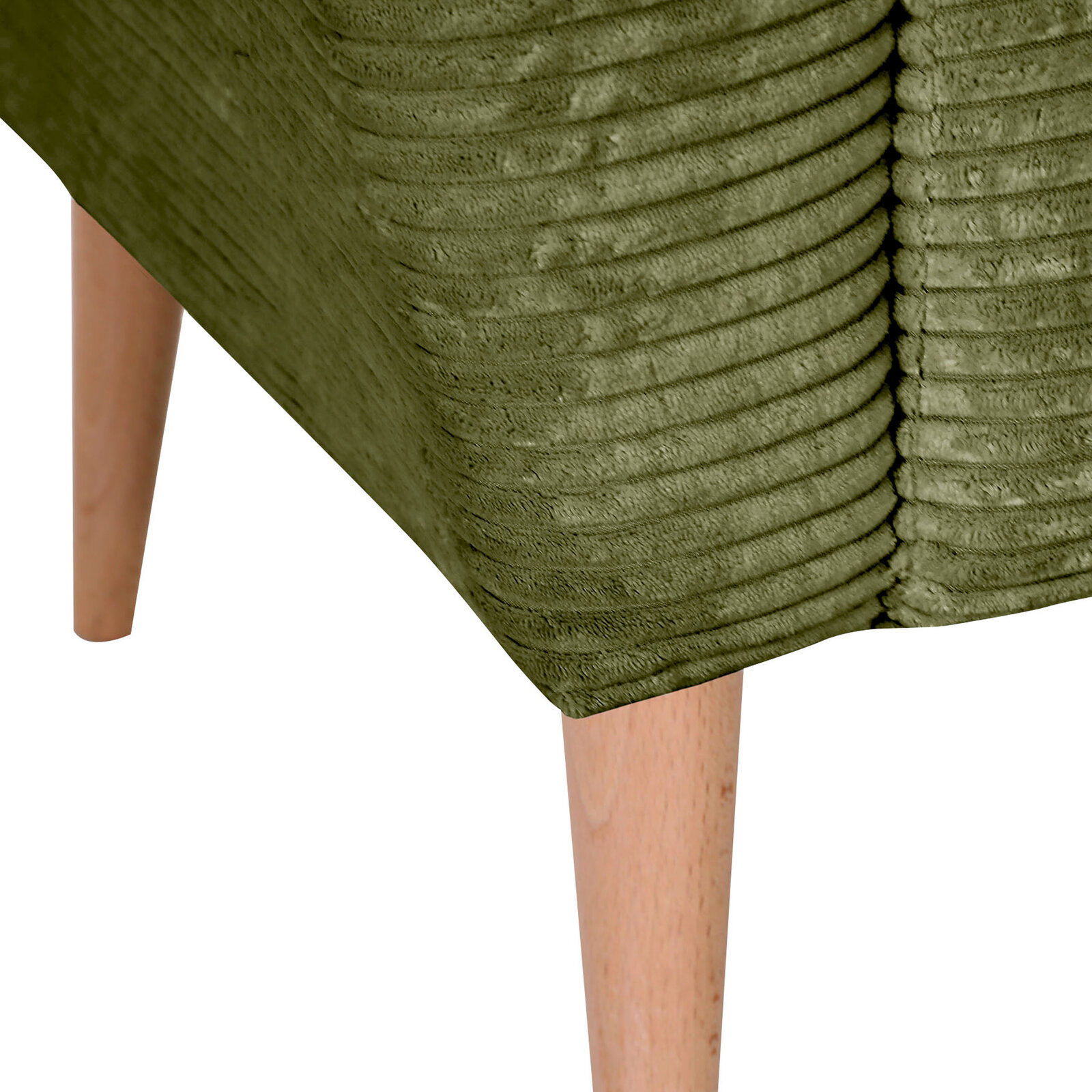 Detailaufnahme aus seitlicher Perspektive: grüner, gerippter Polsterstoff eines Sessels/Sofas mit konischen Holzbeinen auf weißem Hintergrund