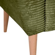 Detailfoto vanuit zijaanzicht: groene, geribbelde bekledingsstof van een fauteuil/bank met conische houten poten op een witte achtergrond