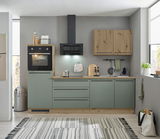 Moderne Küchenzeile in graugrün mit Holzakzenten, inklusive Backofen, Herd und Dunstabzugshaube, aus frontaler Perspektive.