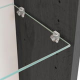 Nahaufnahme eines Spiegelschranks mit Glasregal und Halterungen, seitliche Perspektive