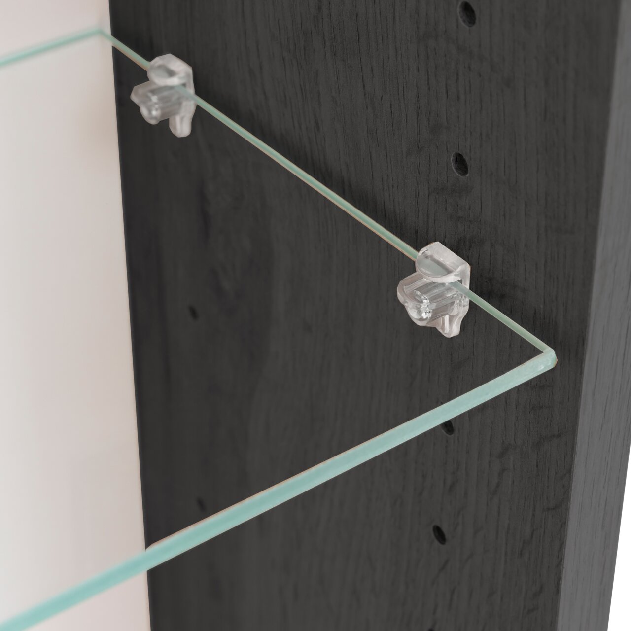 Close-up van een spiegelkast met glazen plank en bevestigingen, zijaanzicht