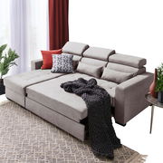 Gemütliche Rundecke in hellem Grau mit verstellbaren Kopfstützen, dekoriert mit Kissen und einer dunklen Decke, aus der Perspektive von vorne links betrachtet.