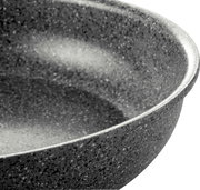 Nahaufnahme einer grauen, marmorierten Pfanne mit Antihaftbeschichtung, seitliche Perspektive