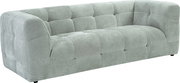 Hellgraues, gepolstertes 2-Sitzer-Sofa mit quadratischer Steppung und abgerundeten Armlehnen, freigestellt auf weißem Hintergrund, Ansicht schräg von vorne links.