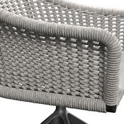 Detailansicht eines Armlehnstuhls mit geflochtenem Seilgewebe in grauer Farbe, Rückansicht