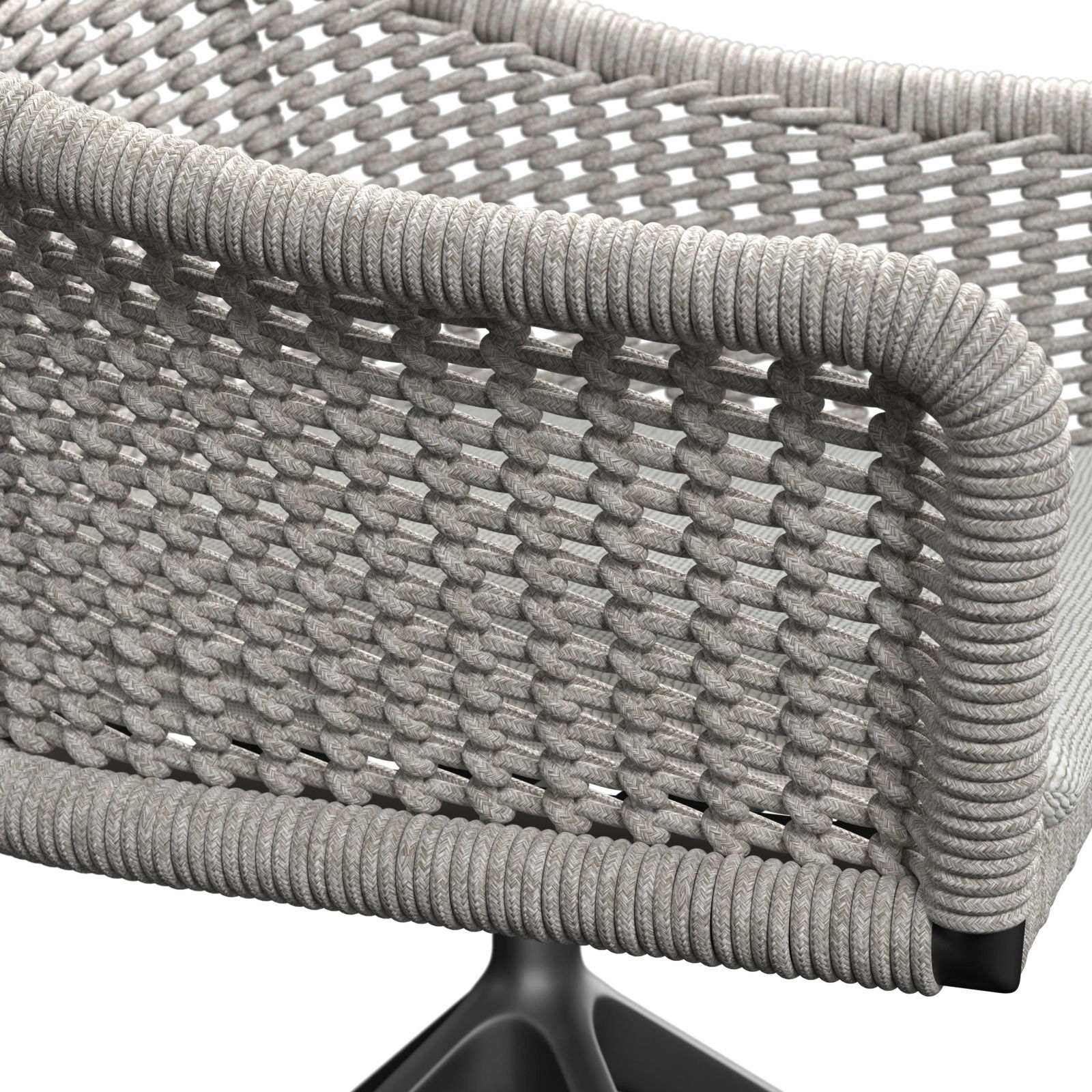 Detailansicht eines Armlehnstuhls mit geflochtenem Seilgewebe in grauer Farbe, Rückansicht