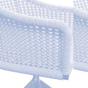 Detailansicht eines Armlehnstuhls mit geflochtenem Seilgewebe in grauer Farbe, Rückansicht