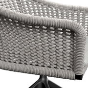 Detailfoto van een fauteuil met gevlochten touwbekleding in grijs, achteraanzicht