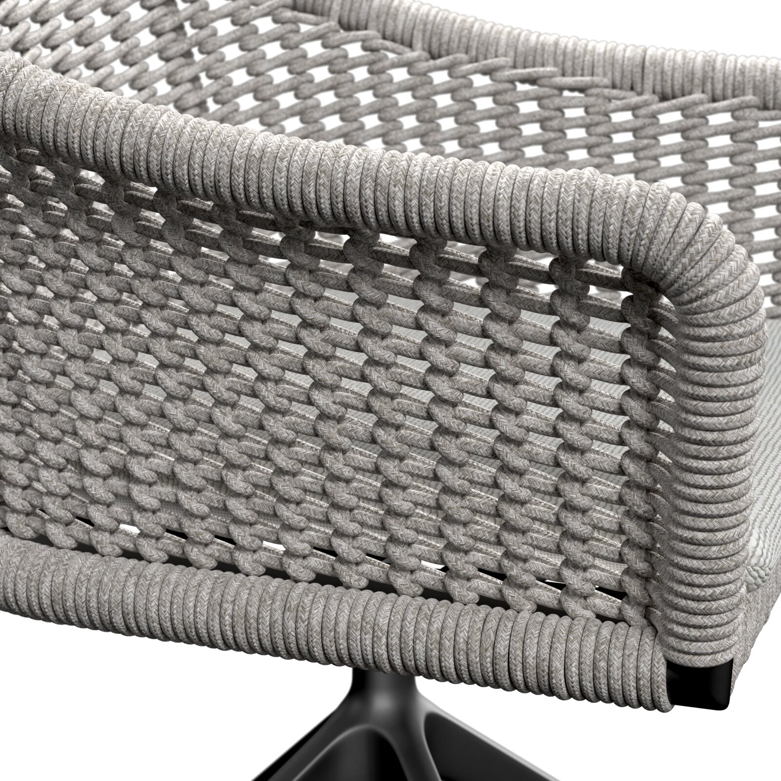 Detailfoto van een fauteuil met gevlochten touwbekleding in grijs, achteraanzicht