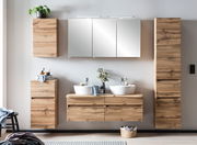 Moderner Hochschrank aus Holz in einem stilvoll eingerichteten Badezimmer, frontal betrachtet.