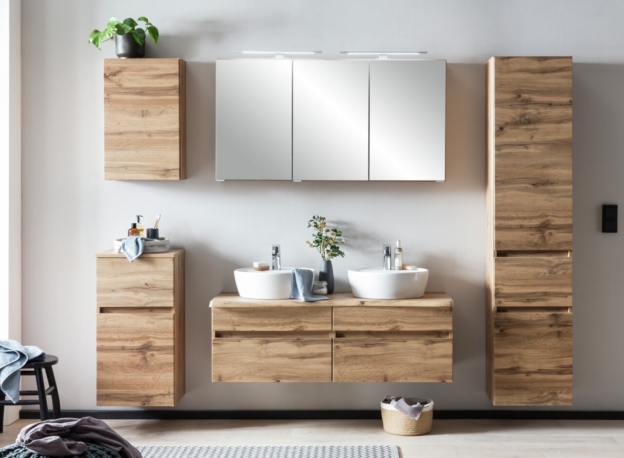 Moderner Hochschrank aus Holz in einem stilvoll eingerichteten Badezimmer, frontal betrachtet.