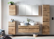Moderner Hochschrank aus Holz in einem stilvoll eingerichteten Badezimmer, frontal betrachtet.