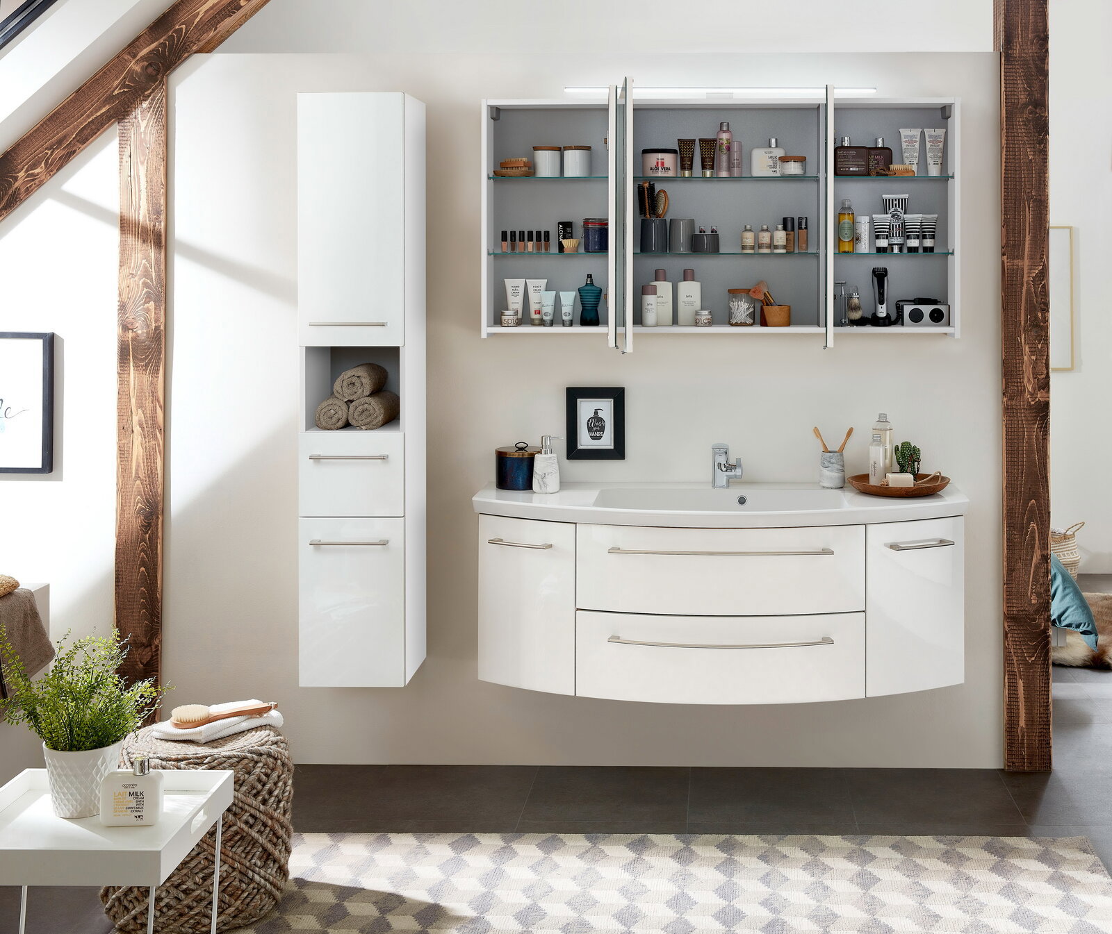 Moderne Badkombination mit drei Teilen, bestehend aus einem Hängeschrank, einem Waschtisch mit Schubladen und einem Spiegelschrank, frontal betrachtet.