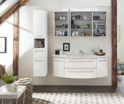 Moderne Badkombination mit drei Teilen, bestehend aus einem Hängeschrank, einem Waschtisch mit Schubladen und einem Spiegelschrank, frontal betrachtet.