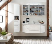 Moderne Badkombination mit drei Teilen, bestehend aus einem Hängeschrank, einem Waschtisch mit Schubladen und einem Spiegelschrank, frontal betrachtet.