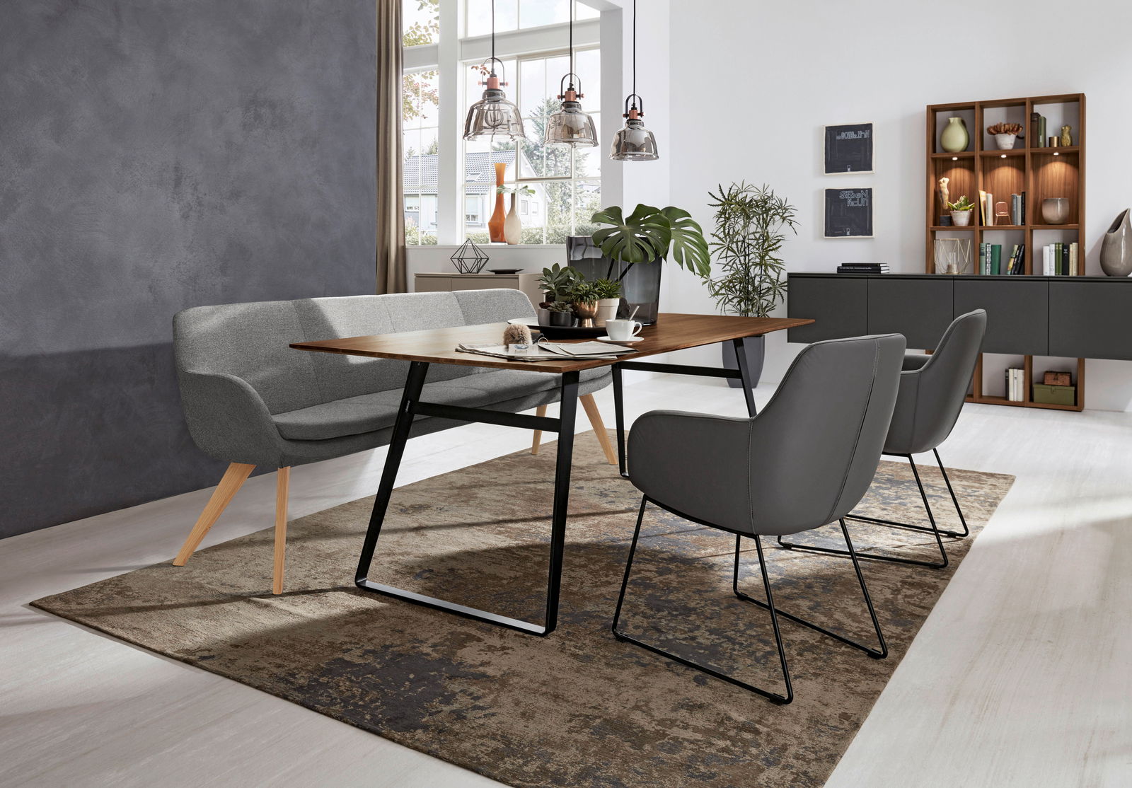 Moderne Polsterbank in einem stilvollen Esszimmer, seitliche Perspektive