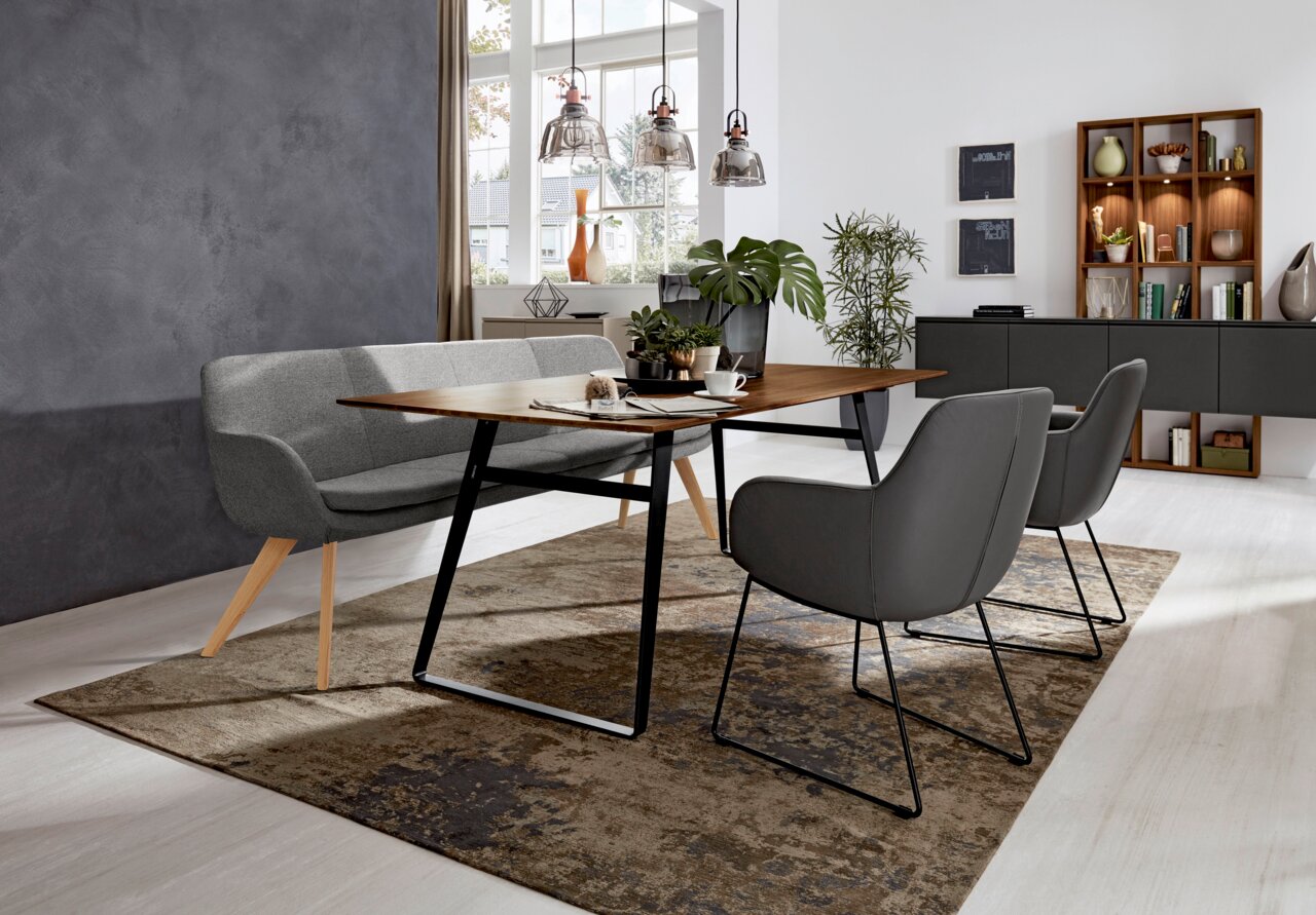 Moderne Polsterbank in einem stilvollen Esszimmer, seitliche Perspektive