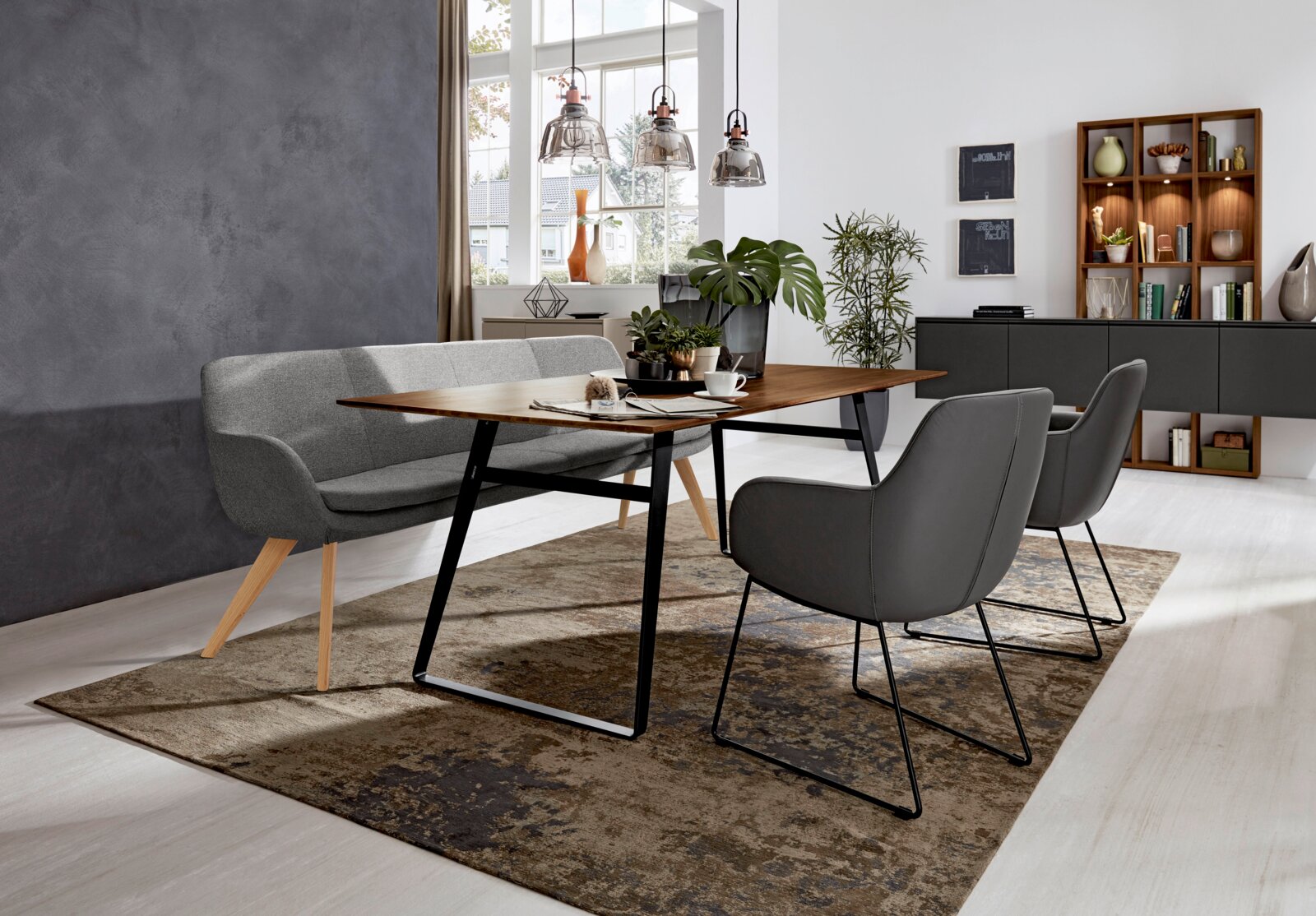Moderne Polsterbank in einem stilvollen Esszimmer, seitliche Perspektive