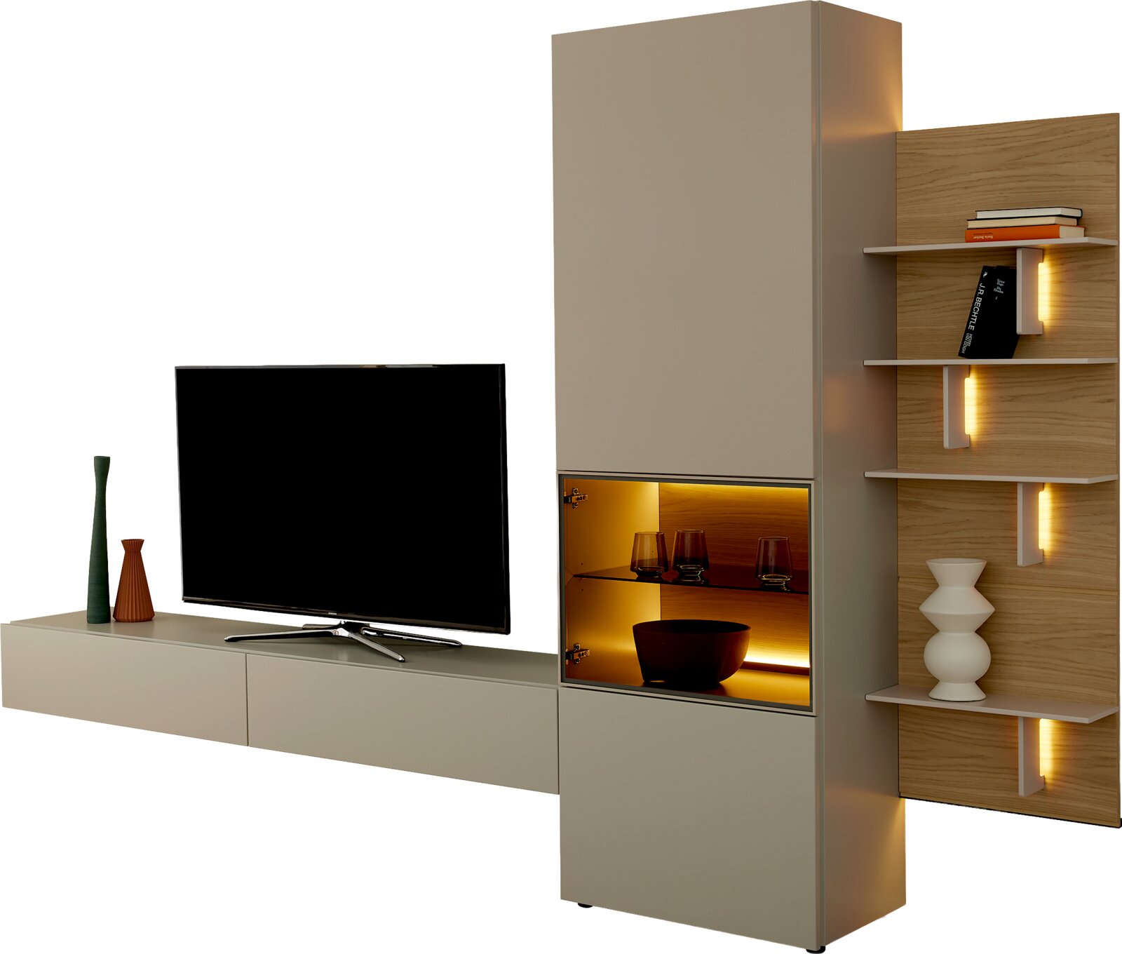 Moderne Wohnwand in Beige und Holzoptik mit TV-Lowboard, beleuchteter Vitrine und offenen Wandregalen, aus schräger Frontansicht dargestellt