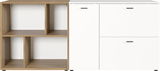 Frontale Ansicht eines modernen Sideboards mit offenen Holzregalen auf der linken Seite und weißen Schranktüren auf der rechten Seite.