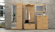 Moderne Garderobenmöbel-Kombination in heller Holzoptik vor grauer Ziegelwand, bestehend aus Schrank mit Spiegel, Garderobenpaneel mit Haken und Sitzbank sowie Kommode mit Wandspiegel, frontal aus Augenhöhe fotografiert.