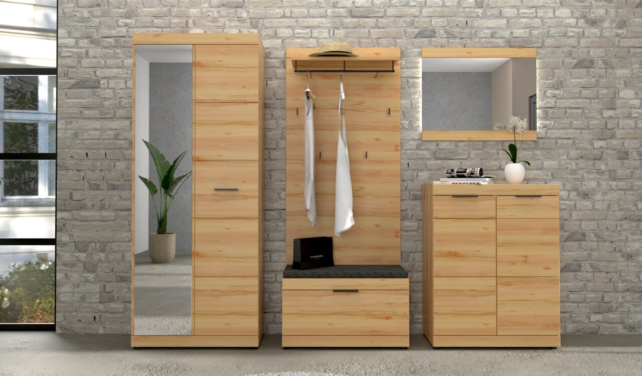 XORA Garderoben-Set 5-tlg. OHIO Moderne Garderobenmöbel-Kombination in heller Holzoptik vor grauer Ziegelwand, bestehend aus Schrank mit Spiegel, Garderobenpaneel mit Haken und Sitzbank sowie Kommode mit Wandspiegel, frontal aus Augenhöhe fotografiert.