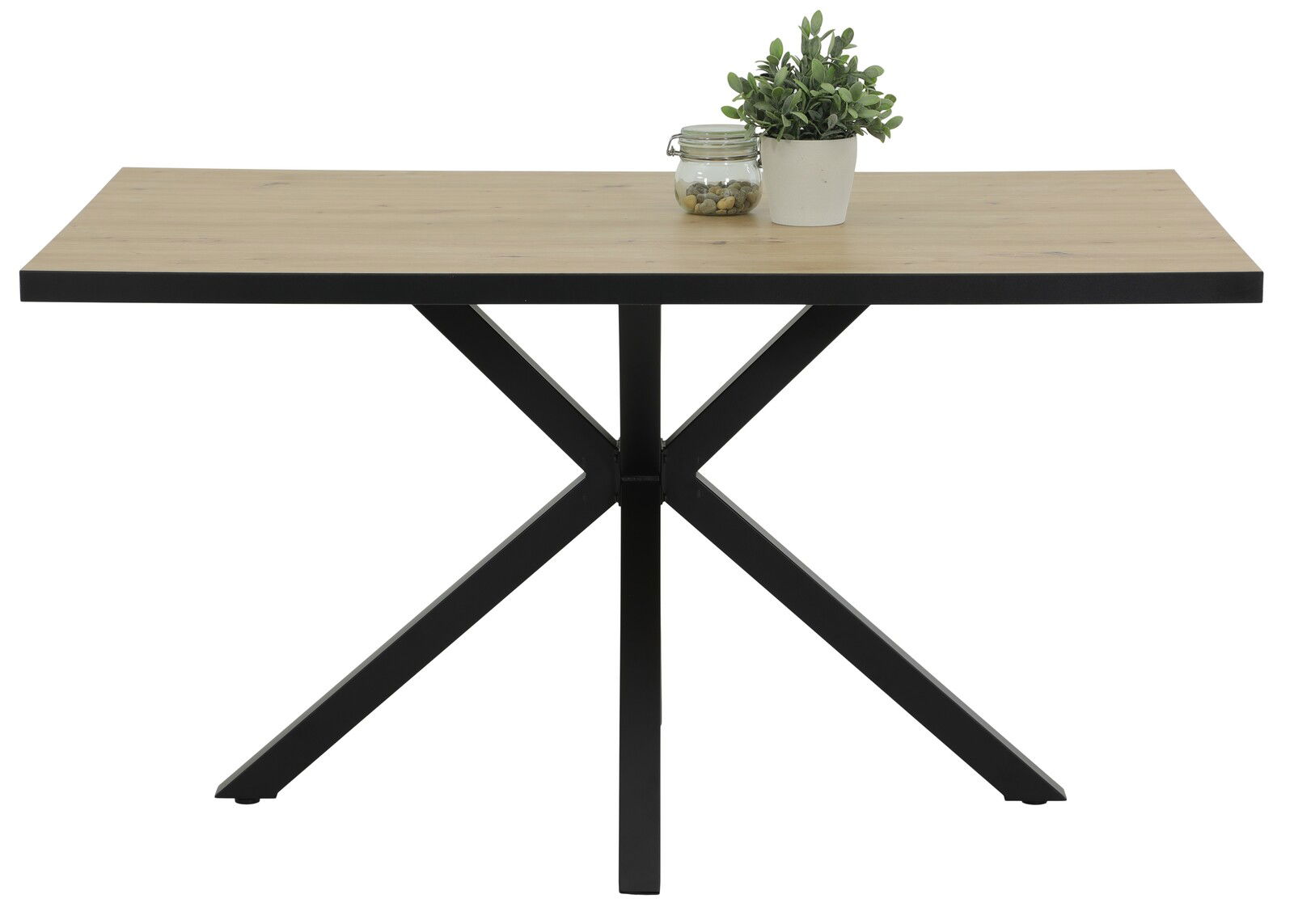 Moderner Esstisch mit Holzplatte und schwarzem Metallgestell, frontal fotografiert. Dekoriert mit einer Pflanze und einem Glasgefäß.