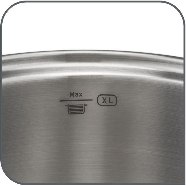 Nahaufnahme eines Edelstahltopfs mit XL-Markierung und Maximalfüllstandsanzeige.