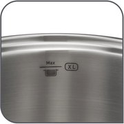Nahaufnahme eines Edelstahltopfs mit XL-Markierung und Maximalfüllstandsanzeige.