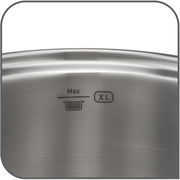 Nahaufnahme eines Edelstahltopfs mit XL-Markierung und Maximalfüllstandsanzeige.