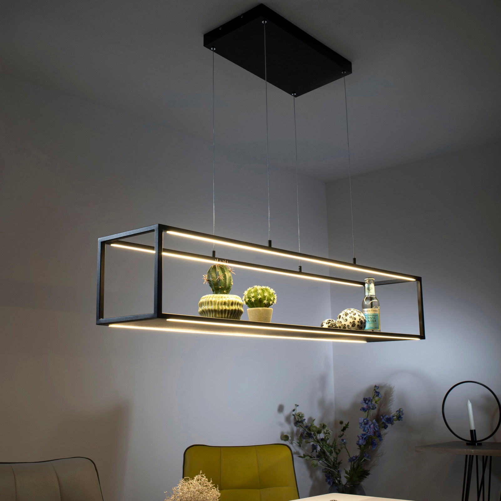 Moderne schwarze Pendelleuchte CONTURA von Paul Neuhaus, rechteckiges Design mit integrierter LED-Beleuchtung, seitliche Perspektive.