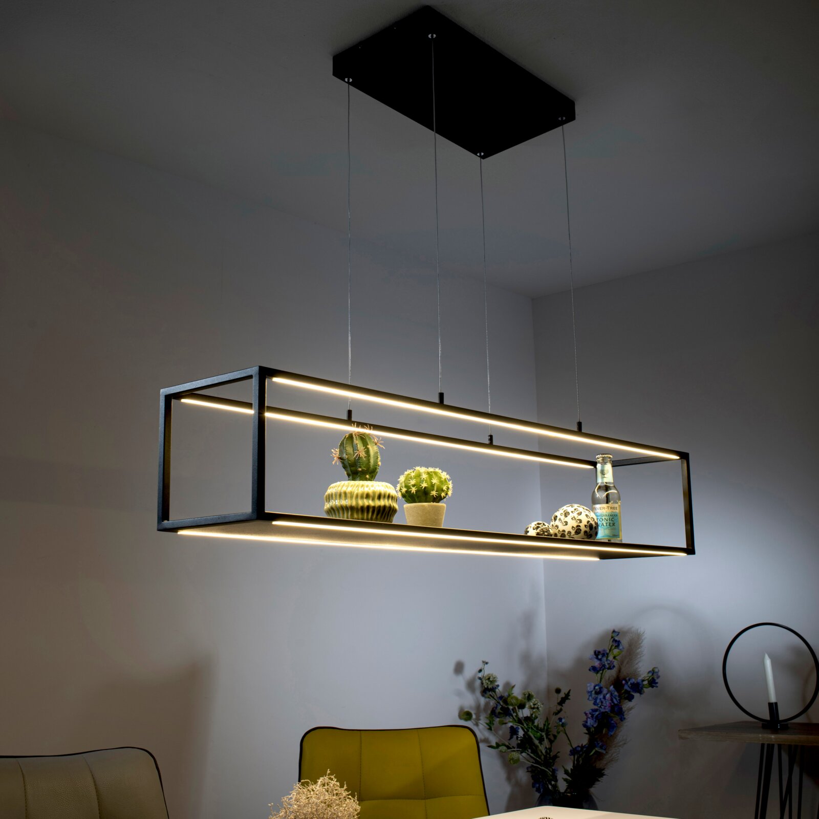 Moderne schwarze Pendelleuchte CONTURA von Paul Neuhaus, rechteckiges Design mit integrierter LED-Beleuchtung, seitliche Perspektive.