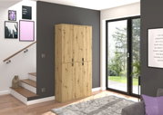 Moderner Hochschrank aus Holz in einem stilvollen Wohnzimmer, seitliche Perspektive.