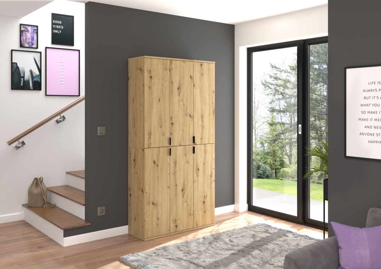 Moderner Hochschrank aus Holz in einem stilvollen Wohnzimmer, seitliche Perspektive.