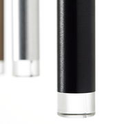 Nahaufnahme von zylindrischen LED-Leuchten in verschiedenen Farben, darunter Schwarz, Silber und Braun, mit einer klaren Basis. Perspektive von unten.