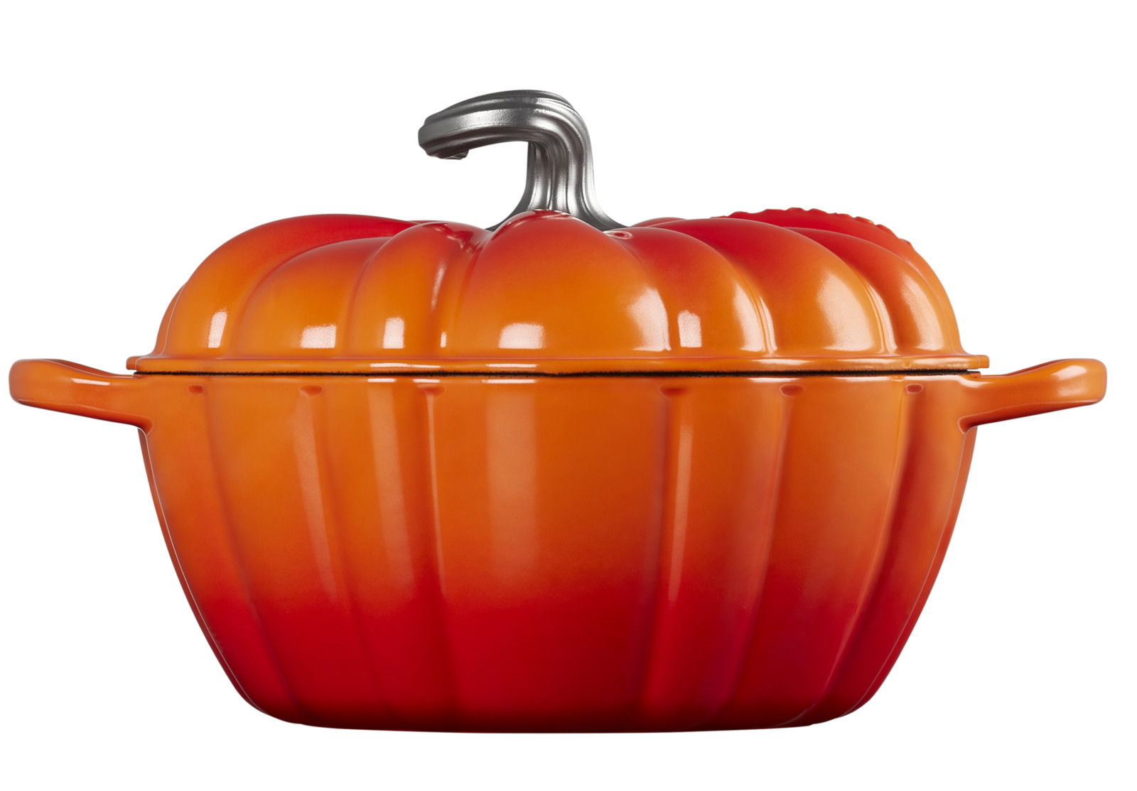 Kürbisförmiger Bräter in leuchtendem Ofenrot, seitliche Perspektive